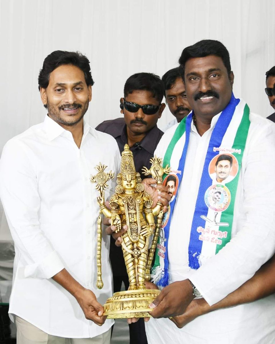 వైయస్ఆర్ సీపీలో చేరిన పోతిన మహేష్🔥 సీఎం జగన్‌ సమక్షంలో పార్టీ కండువా కప్పుకున్న మహేష్.