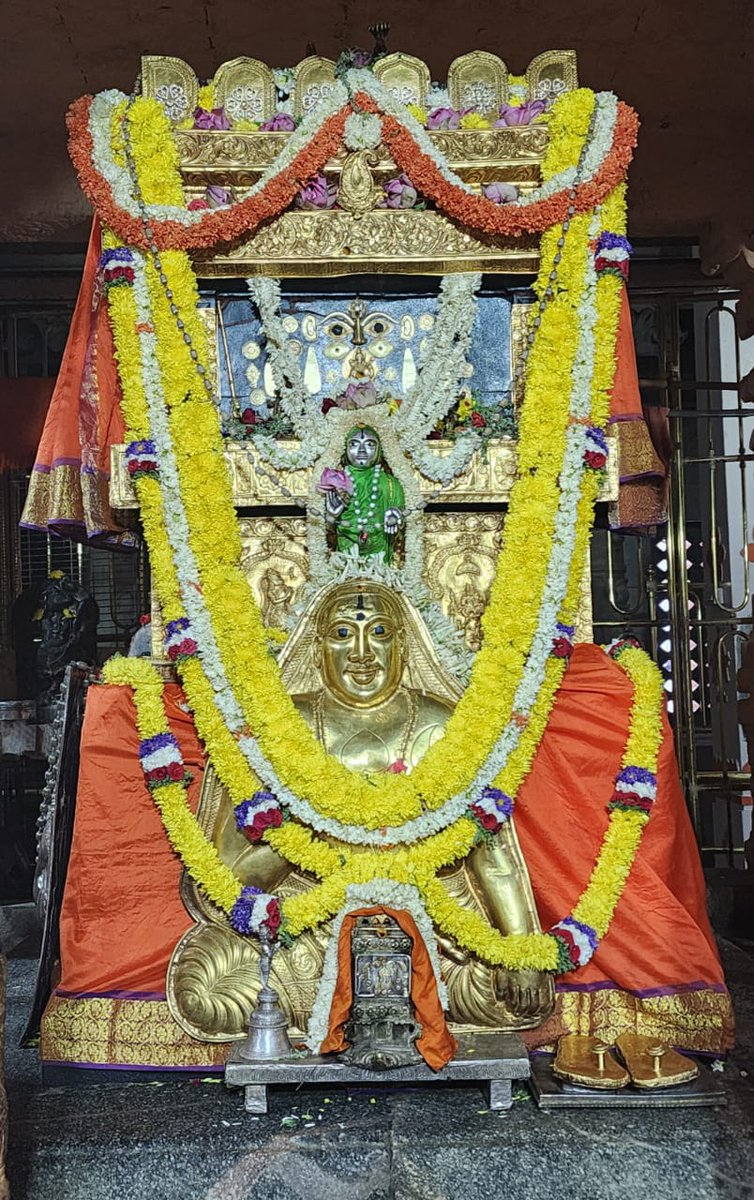 Jaggesh2's tweet photo. ಇಂದಿನ ರಾಯರ ಬೃಂದಾವನ ಅಲಂಕಾರ ದರ್ಶನ 🙏 https://t.co/Py5y4srdvy