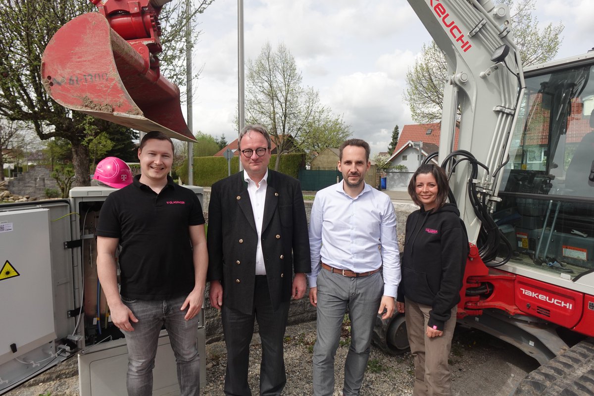 Der #Glasfaser-Ausbau der #Telekom in #Erkheim läuft auf Hochtouren. Davon hat sich jetzt der Bürgermeister Christian Seeberger (CWV) bei einem Baustellenbesuch überzeugt. #DasNetz #Glasfaseristmagenta