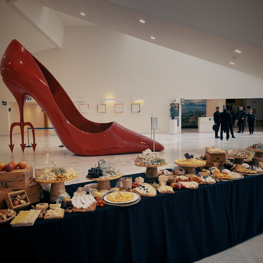 Este finde de semana de la mano de <a href="/gustatiogastro/">Gustatio</a> hemos ayudado en todo lo posible a que en la Asamblea Nacional de <a href="/euro_toques/">Euro-Toques</a> no faltara a nadie un buen trozo de queso asturiano. 

#aitorvegaquesos 
#250gramosdequeso