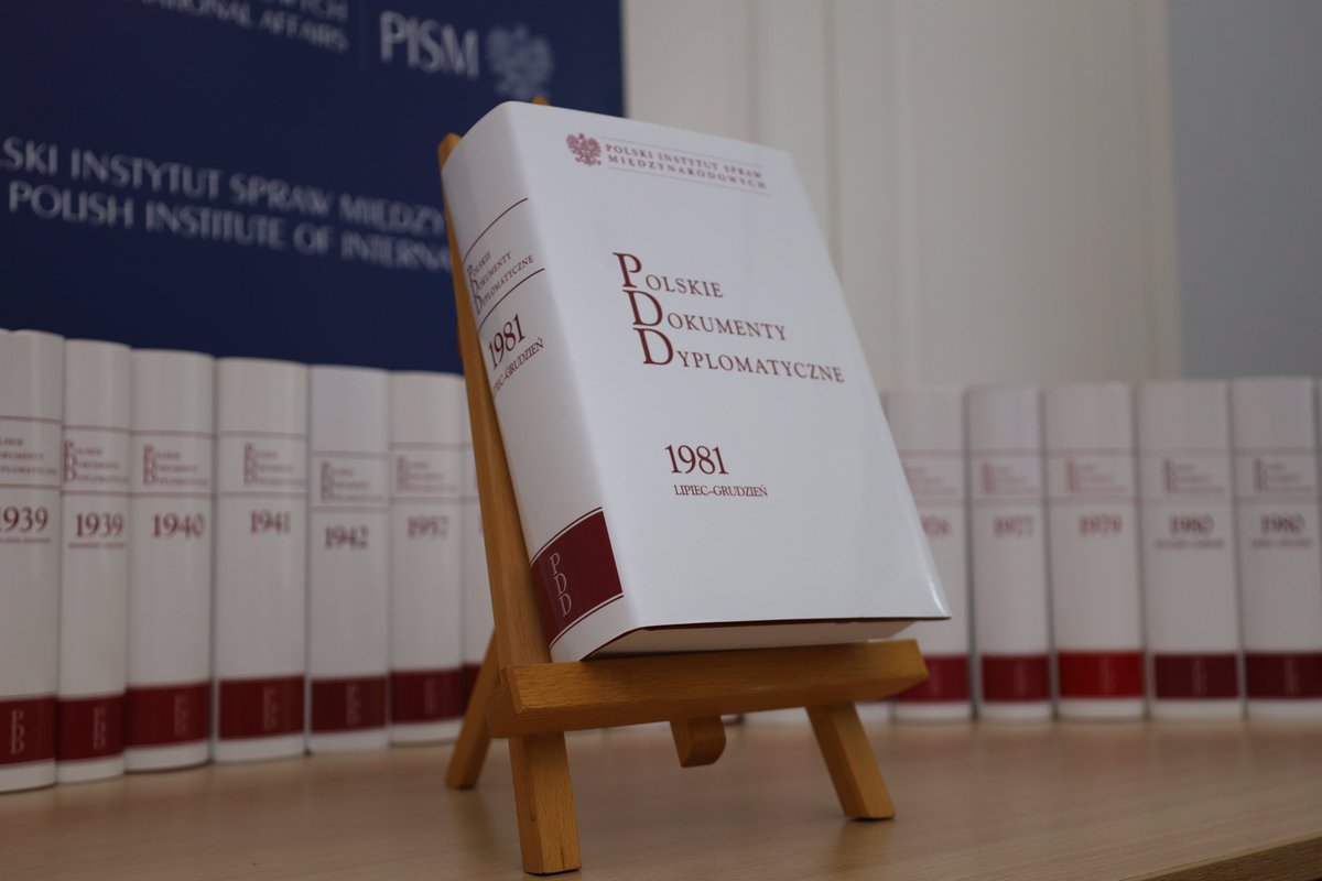 20 lat temu -10 kwietnia 2004- zmarł Jacek Kaczmarski W #PDD1981 szyfrogram Centrali MSZ do ambasady w Paryżu o planach koncertu tria Kaczmarski-Gintrowski-Łapiński na kongresie Partii Socjalistycznej w Valence (po wcześniejszym zwycięstwie Mitterranda w wyborach prezydenckich)