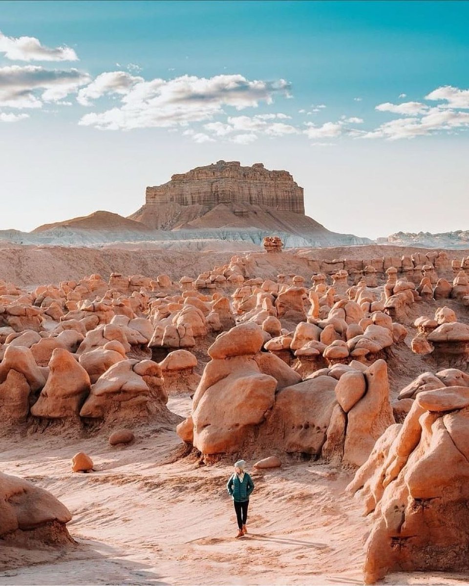 Goblin Valley State Park, USA 🇺🇸 Nestled within the rugged desert landscapes of Utah, Goblin Valley State Park is a geological wonderland. Its unique rock formations, sculpted by centuries of wind and water erosion, resemble an otherworldly landscape. 📸walkaboutcouple