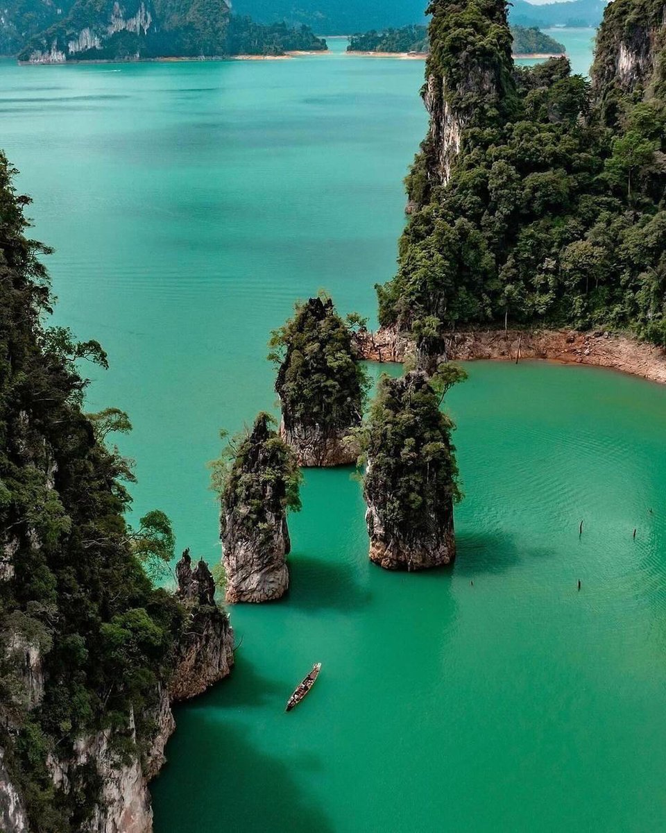 Khao Sok National Park, Thailand 🇹🇭 Within the lush jungles of Thailand, Khao Sok National Park is known for its towering limestone cliffs that pierce the emerald canopy, while ancient rainforests teem with exotic wildlife and cascading waterfalls. 📸travelmonster.nl