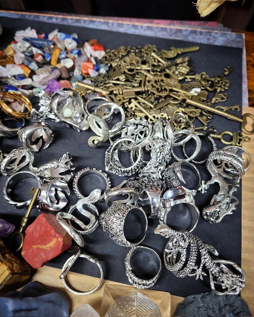 I have a bit of jewelry for my games

#adventure #dungeonsanddragons #dnd #dungeonmaster #rpg #fantasy #gaming