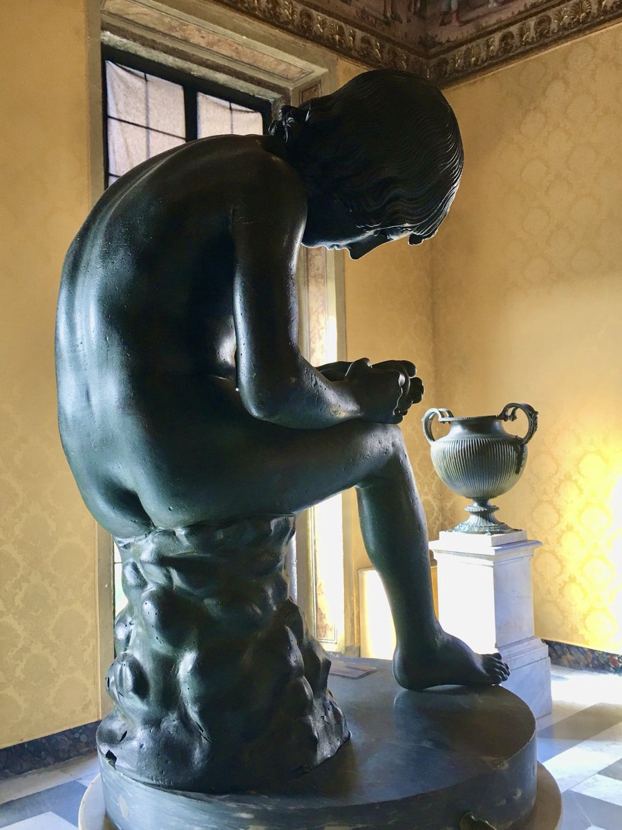 La bellissima scultura del Ragazzo con una spina, o #Spinario , prima che lo trasferissero nella grande sala di vetro dei Musei Capitolini.
Adoro questo luogo più intimo...

#Roma 🤍
#Rome