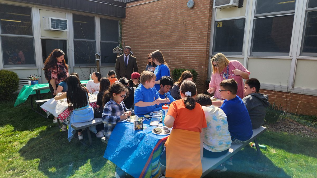In our 2nd Cross Town Collaboration with School #27, student council members created positivity rocks to be placed at both schools in a special garden. Thanks to our schools' DEI Teams, principals, & especially Mrs. Klein! @MawbeyStreet1 @jamisonpanko @mrhugey_pennave #WTSD_DEI