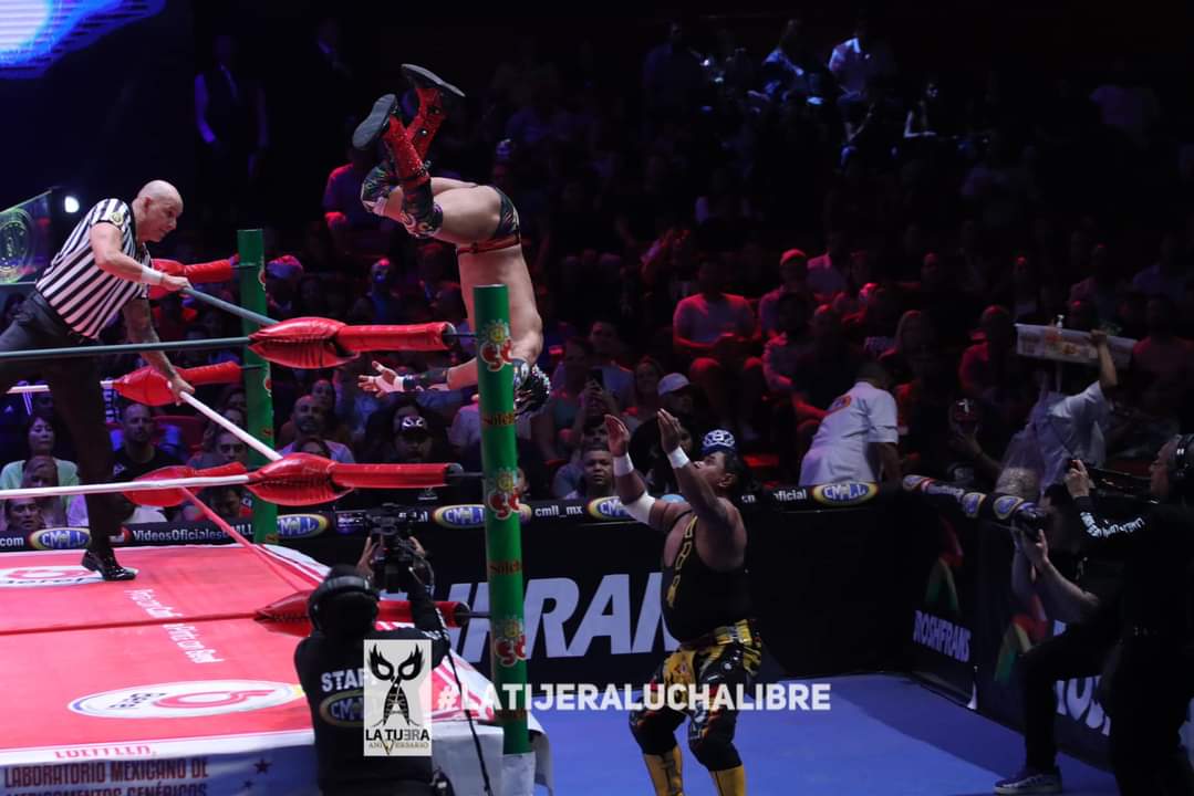 #ElInmortal termina con #ElMisilHumano❗️ A @Titan_cmll solo le bastaron 06:34 minutos para acabar con #StukaJr en el match relámpago semifinal del #CMLL en #ArenaMexico, donde de forma precisa supo cortar el aire del integrante de los #GuerrerosLaguneros con tanta “lanza”…