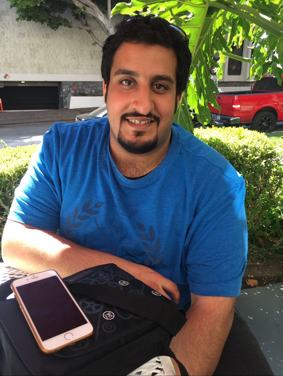 ياليت ربي بس حلل لنا شيء 
فتح القبور ومعايدة ساكنينه

ودي أعايد ميتٍ في داخلي حي
اللي عجزت أنساه وأنسى سنينه

الله يرحمك ويغفرلك ويسكنك فسيح جناته