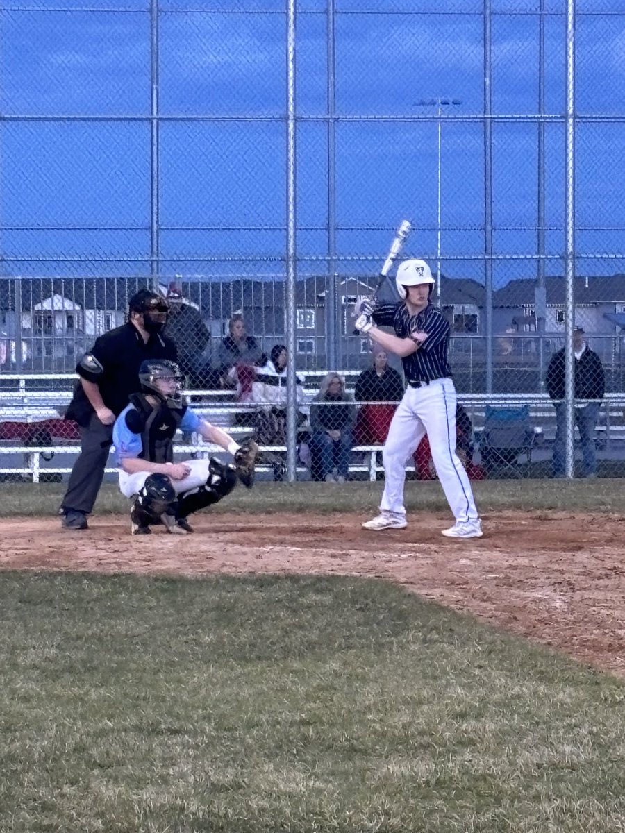 ⚾️ The Titans split a doubleheader with Sioux Falls Lincoln tonight⚾️
⚡️3-2 in 8 innings in walk-off fashion⚡️
⚾️Fall 3-1 in a pitcher’s duel⚾️