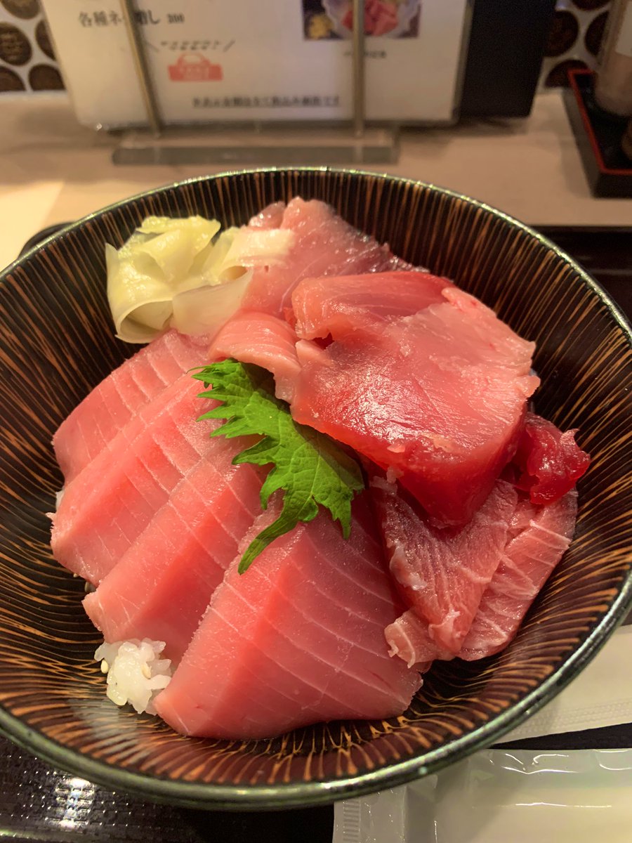 桜を眺めて、中トロ丼🐟

生存報告です📢