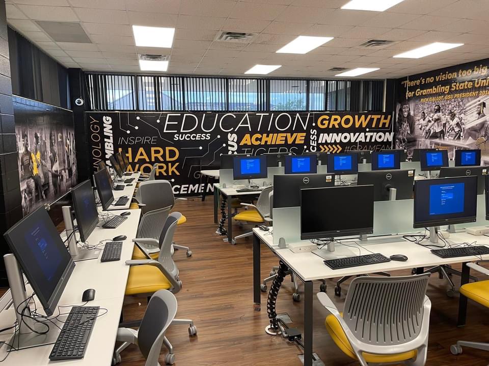 IamGramblingMan's tweet photo. I still can’t believe this the computer lab in JTS 😳 https://t.co/jUCwlETZJa