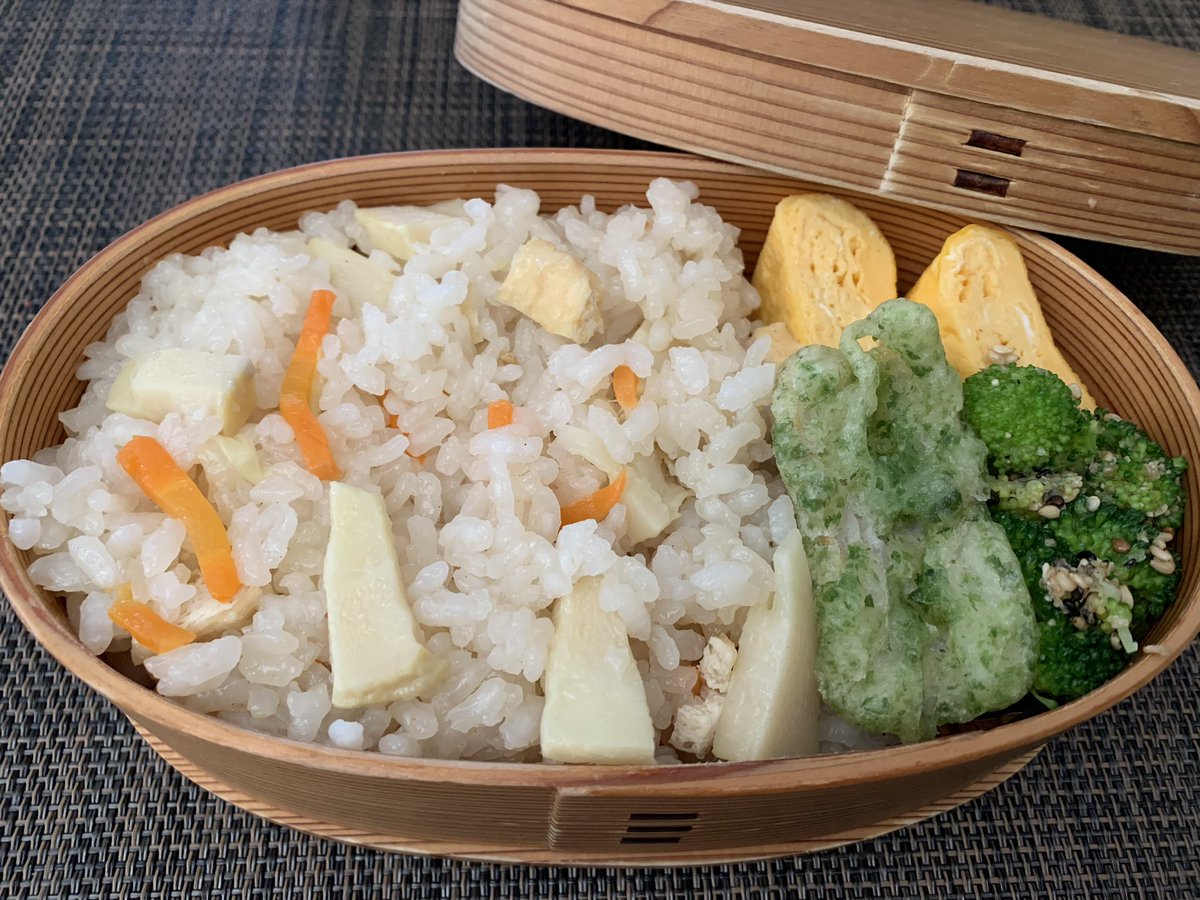 Good afternoon friends.

I decided I don’t eat snacks and sweet treats from this morning.

But ! I have a big problem.
There are some snacks in my bag…

My right hand is holding the handle, but my left hand is looking for snacks.

Stop!!

Today’s obento (lunch)

#japanesefood