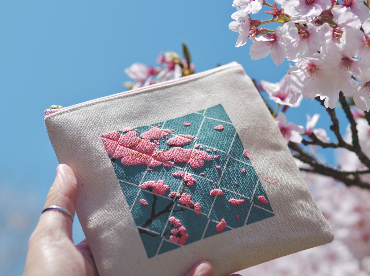 「まだまだ桜咲いていたのでポーチと写真撮りました 」|せんばしやのイラスト