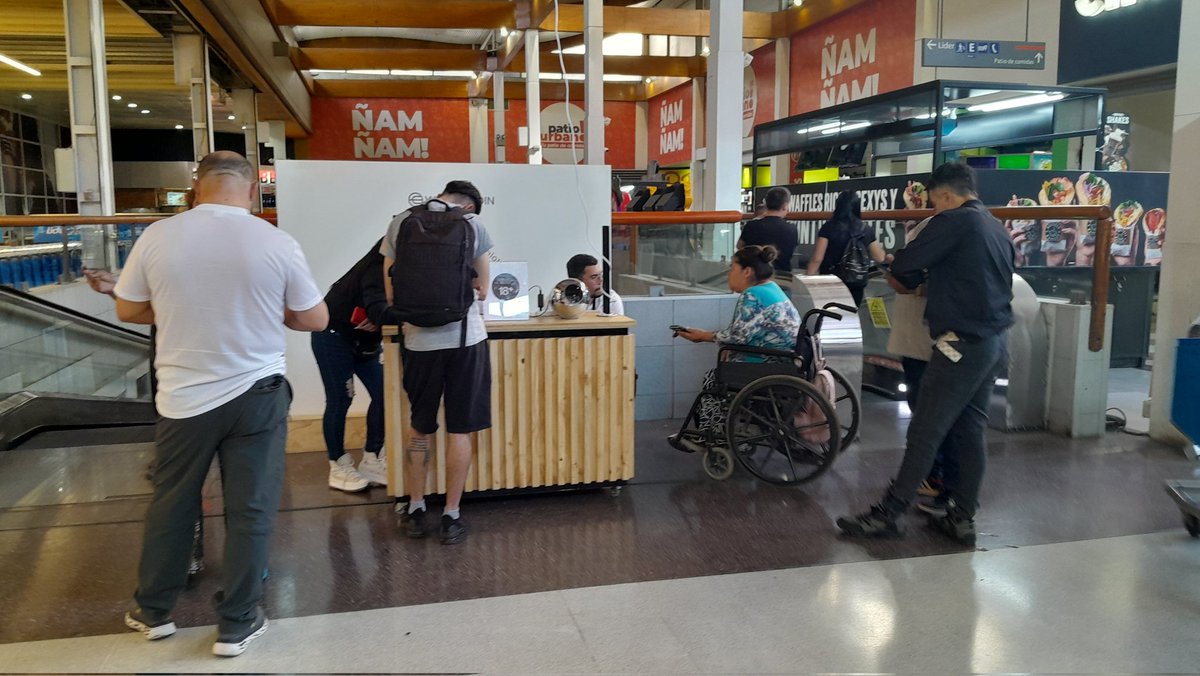 Quiero realizar una denuncia estimada red ya que por la tarde de hoy fui a modulo wordlcoin en espacio urbano puente alto la funcionaria de jeans,  zapatillas blancas me trato pésimo mal servicio,  no me dio respuesta ya que la aplicación no me a transferido el monto.