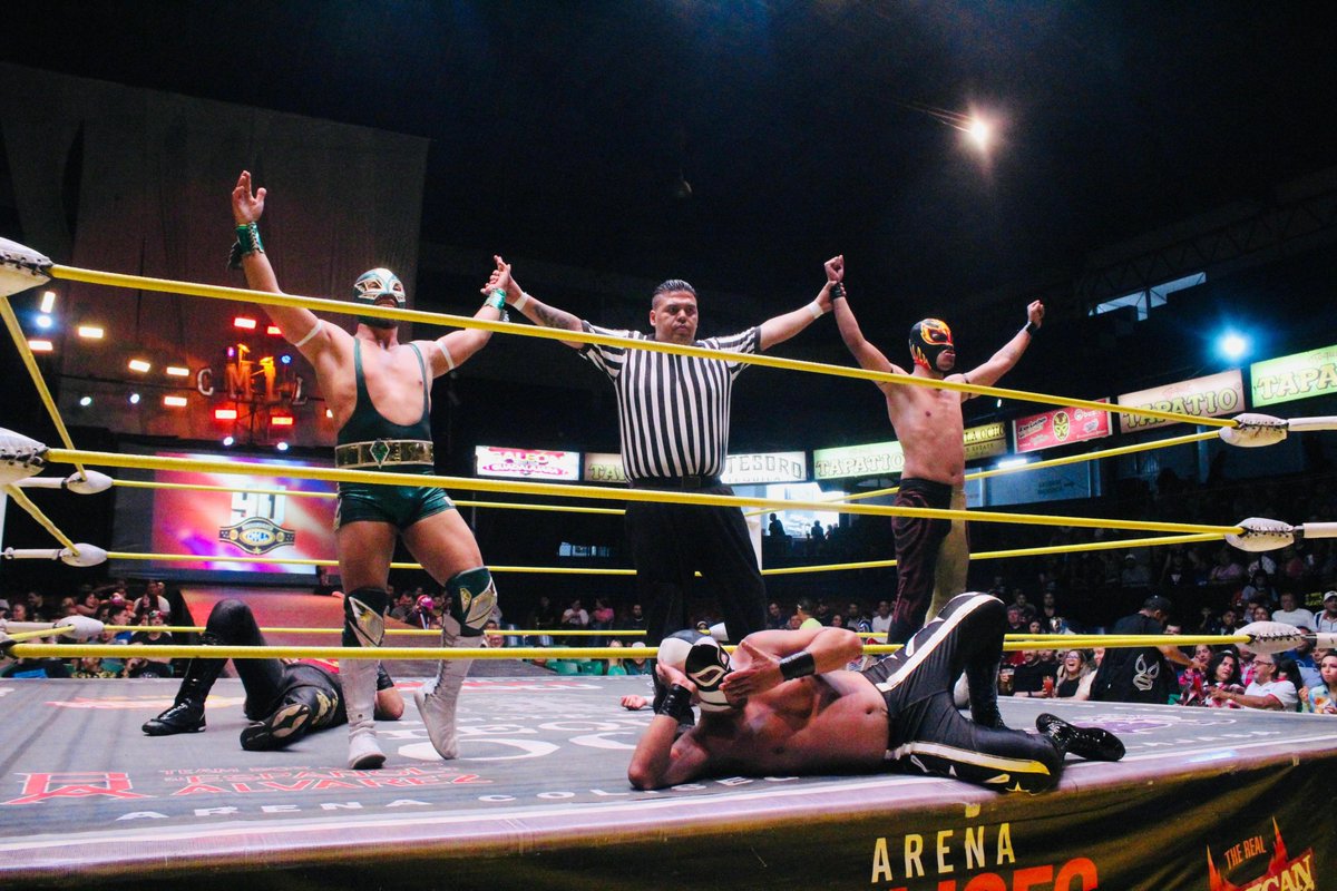 ¡Comienzan las acciones en la Arena Coliseo Guadalajara! Obek, Avispón Negro Jr y Último Ángel son derrotados en la primera lucha por Rav, Temerario y Eclipse Jr. 🖥️ Sigue la transmisión en vivo: youtube.com/watch?v=Ea2eSv… #CMLL #MartesDeGlamourCMLL