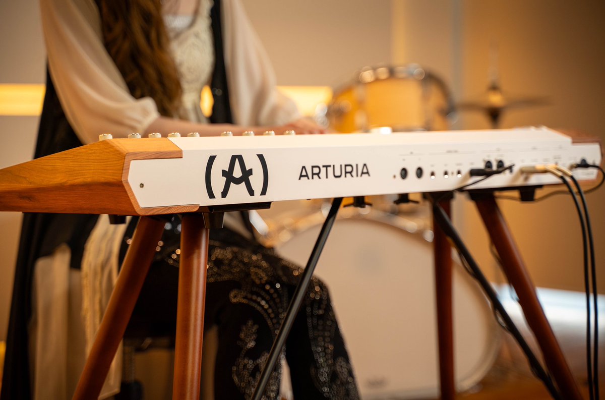 FujiokaKurumi's tweet image. #arturia の #AstroLab 発表されました！
なんと光栄な事に #アートリア さんにご提供いただきました。
ありがとうございます😭

ホワイトの61鍵盤モデル

白と木目でビジュアルも素敵！
明るい照明でも、暗いライブ照明でも映えそうですよね〜✨
さっそく主力メンバーとして使っていきます！
楽しみ🎶