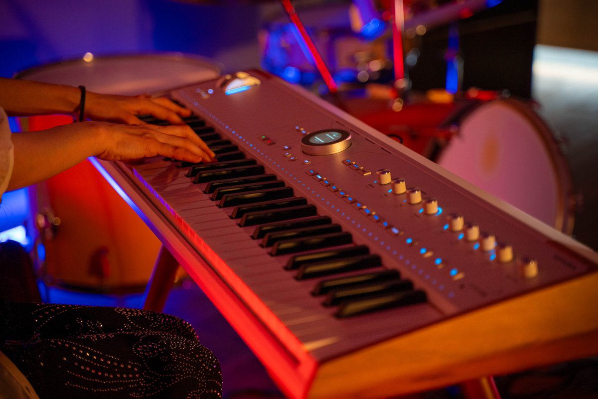 FujiokaKurumi's tweet image. #arturia の #AstroLab 発表されました！
なんと光栄な事に #アートリア さんにご提供いただきました。
ありがとうございます😭

ホワイトの61鍵盤モデル

白と木目でビジュアルも素敵！
明るい照明でも、暗いライブ照明でも映えそうですよね〜✨
さっそく主力メンバーとして使っていきます！
楽しみ🎶