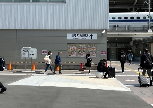 758shi_linearka's tweet photo. 現在、名古屋駅西側駅前広場にて、再整備で
使用を予定している舗装やファニチャー、看
板を試験的に設置しています。看板には再整
備後の姿や今回の試験施工の内容を記載して
ありますので、ぜひご覧ください！ 
 
＃名古屋駅 ＃名駅 ＃名駅西ノ先 https://t.co/nzxlNuGJXK