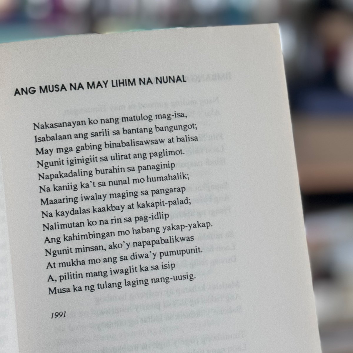 Ang una kong naisip paggising: A, pilitin mang iwaglit ka sa isip Musa ka ng tulang laging nang-uusig. —mula sa “Ang Musa na May Lihim na Nunal” na nasa PASINTABI NG KAYUMANGGI ni Ariel Dim. Borlongan