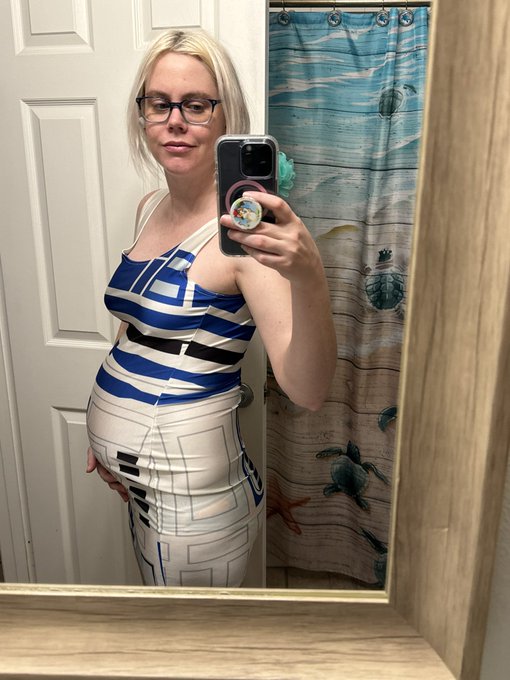 Pregnant R2D2 😂 https://t.co/dBVCzSsT6n