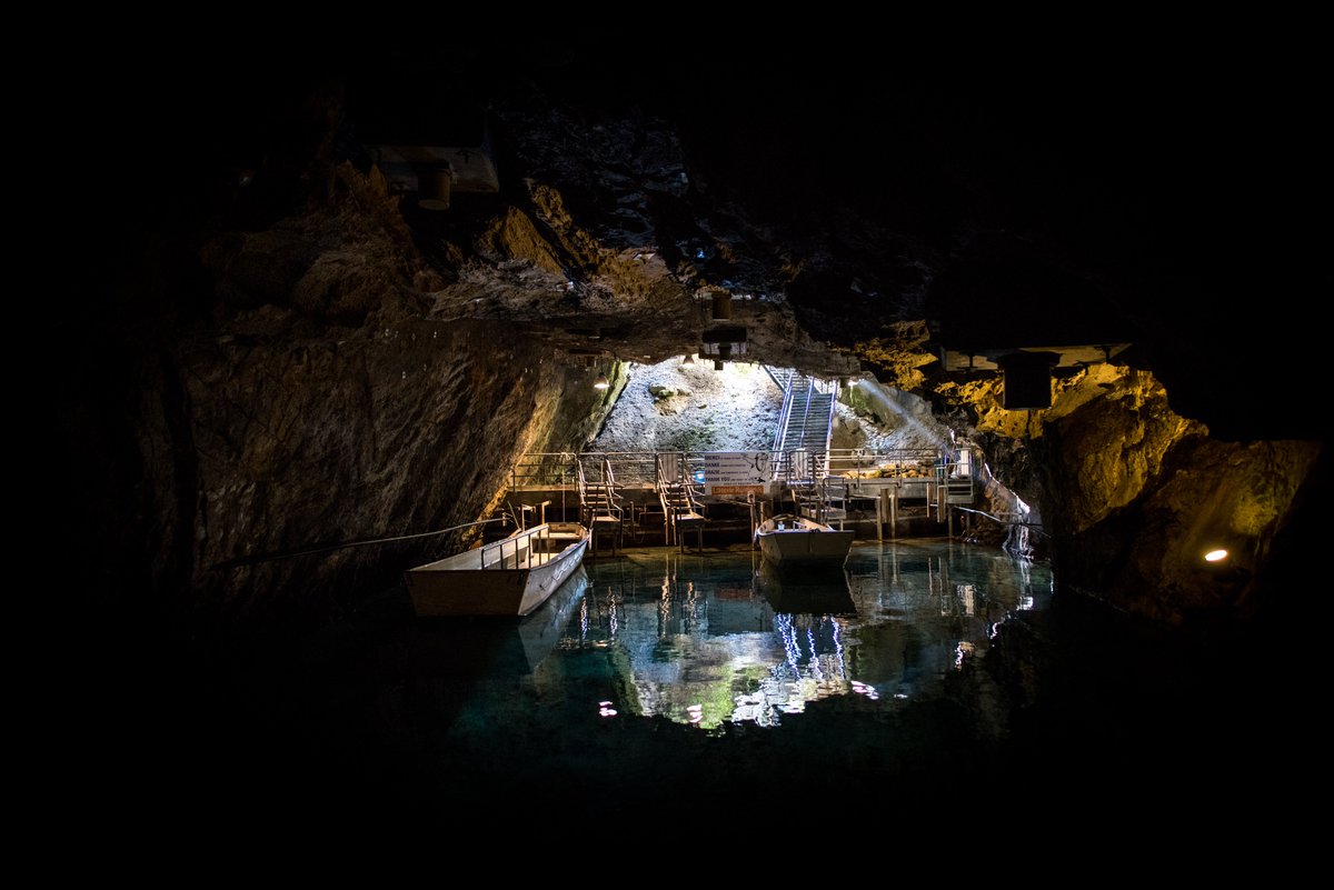 💡Notre conseil de la semaine : le lac souterrain de St-Léonard. Naviguez 🚣‍♂️💧 sur le plus grand lac souterrain d'Europe et vivez une expérience immersive au coeur des Alpes valaisannes. 👉 valais.ch/lac-souterrain…