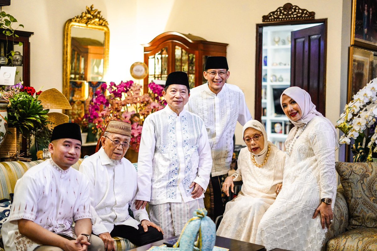 Habis sholat ied langsung ke rumah orang tua. Pintu surga kita sebagai anak. Semoga Allah SWT senantiasa memberikan kesehatan dan keberkahan untuk mereka. Yang masih punya orang tua, berbaktilah, bahagiakanlah mereka selagi masih ada. Dengan memuliakan mereka, insya Allah kita…