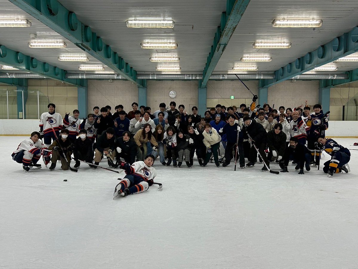 2024SilverFox's tweet photo. 4月9日のスケート体験ありがとうございました！
40人以上の1年生が来てくれて、とても楽しいスケート体験になりました👏

4月19日(金)、28日(日)にもスケート体験を行うのでぜひ来てください！

練習見学も大歓迎です！お待ちしてます😊
#春から金大 #アイスホッケー https://t.co/Y2zZS1pDeI