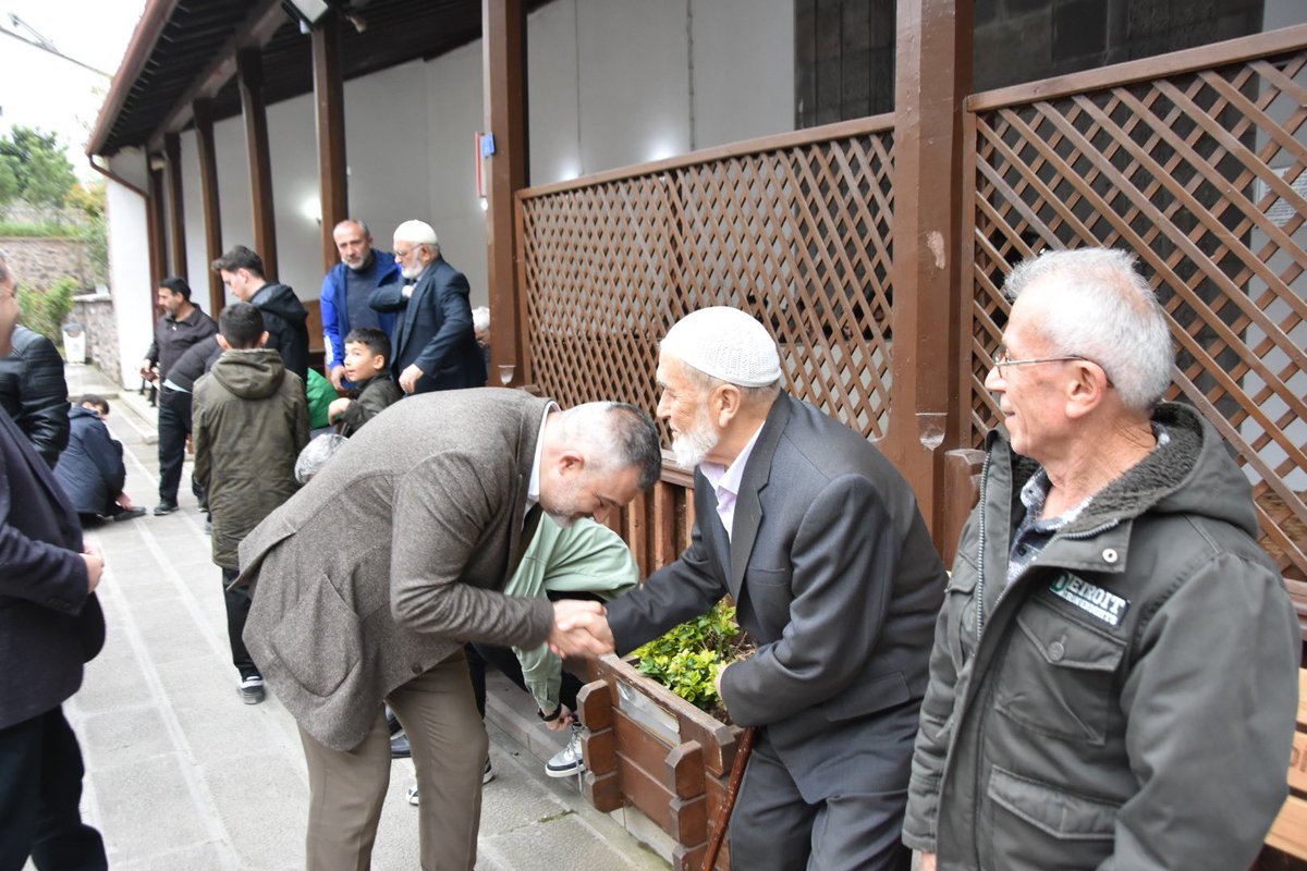 Niksar Belediye Başkanımız Semih Tepebaşı bayram namazını Ulu Camiinde eda ederek, hemşehrilerimizin Ramazan Bayramını tebrik etti.