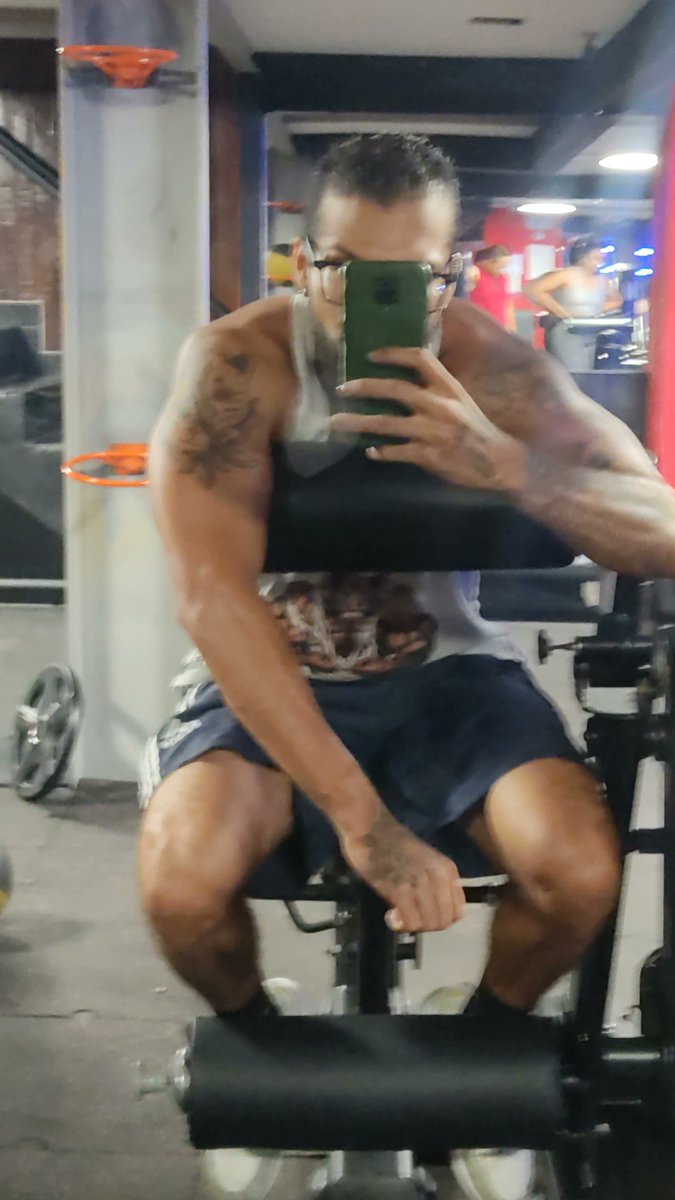 lucipheer's tweet photo. Gym time https://t.co/gbDyuZreNV