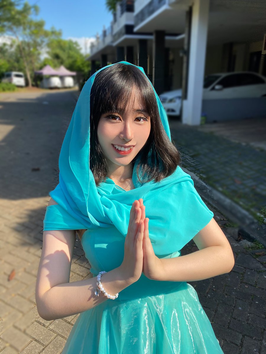 Selamat Hari Raya Idul Fitri buat teman-temanku yang merayakannya! I’m not celebrating it but may peace come upon us on this day! ✨ Pssssst I’ll post new reels tonight, stay tuned!! *ini photo tahun 2020, jangan tanya kenapa beda banget😂 #selamathariraya #blessings #peace