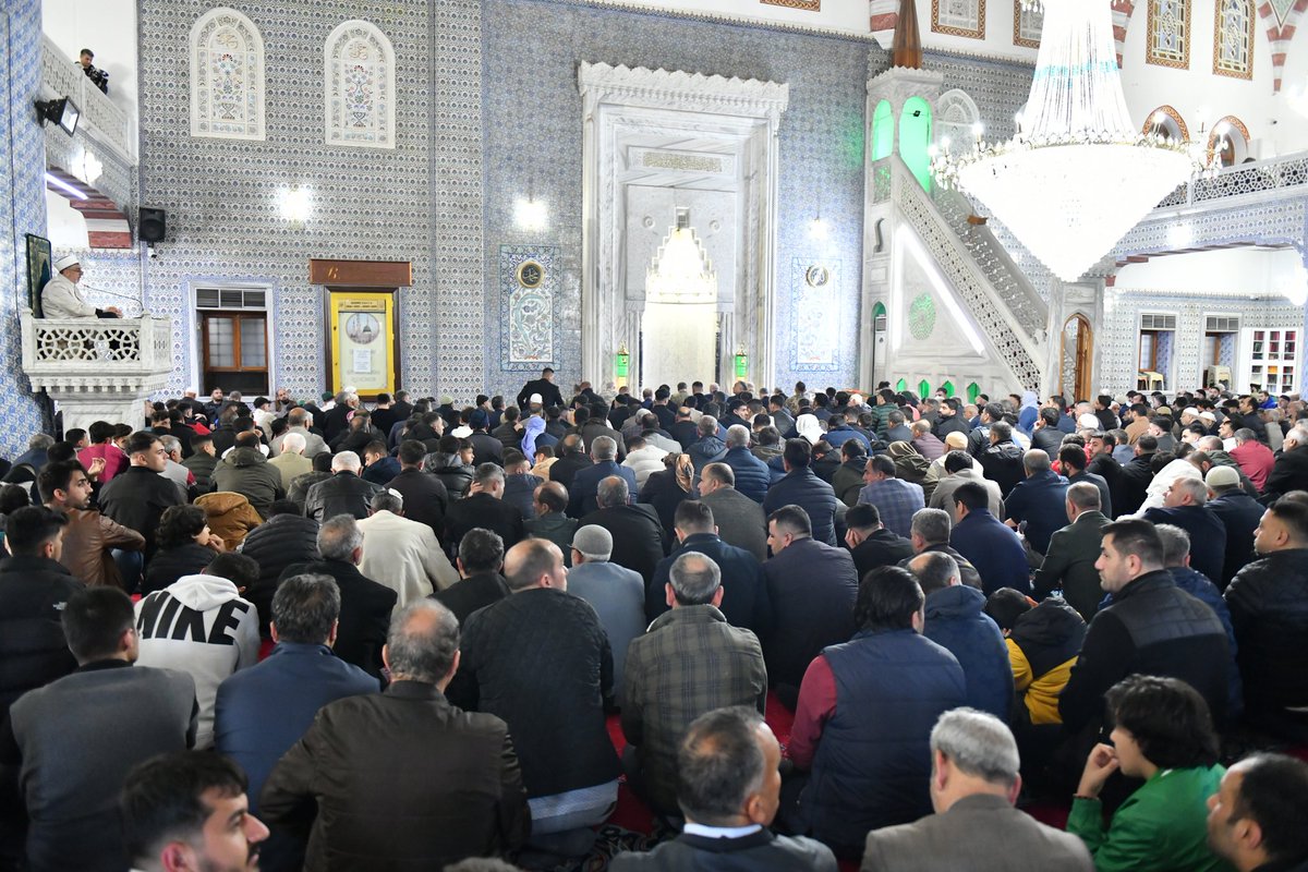 Milli Savunma Bakanımız Sayın Yaşar Güler ile birlikte Dergah Camiinde bayram namazını kıldıktan sonra sevgili vatandaşlarımızla bayramlaştık. Şanlıurfalı hemşehrilerime sağlık ve huzur içinde mutlu bir bayram temenni ediyorum… #HayırlıBayramlar #Şanlıurfa