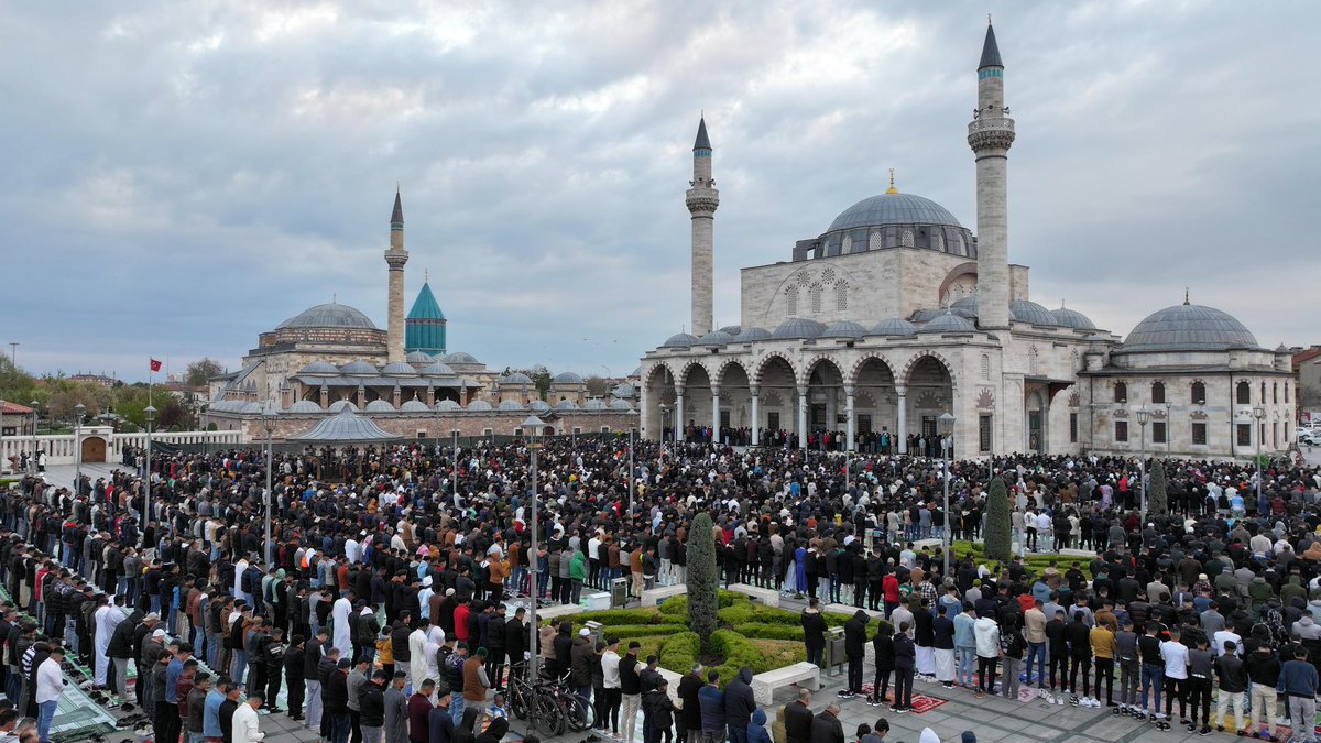 Ramazan Bayramı sabahı Mevlana Meydanı.