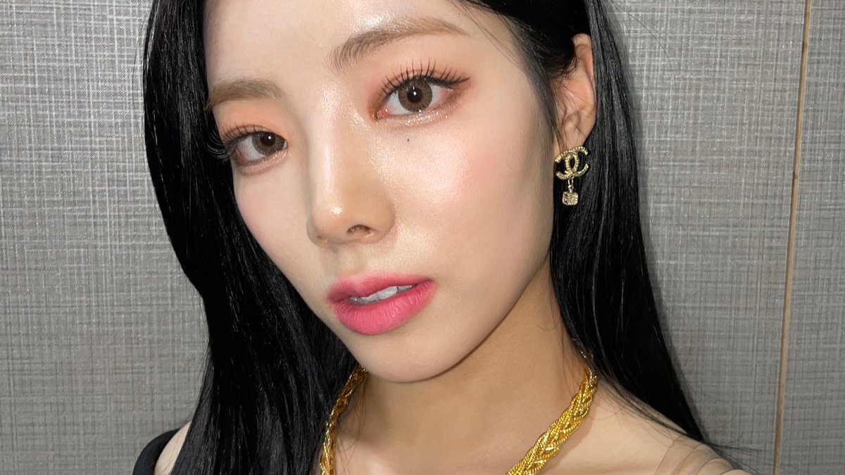 esperando el #魔法ʼ𝑆üm𝕞er como realmente se debe, aka con mi merch bien nuevecita de las chiquitas más lindas del condado. ya me habían avisado que a la #𝑎m𝕠r𓇼𝐢s𝕝ân𝚍 solo entra la gente guapa, así que me sentí halagada con la invitación. 

𝟿𝟶'𝓈 𝑣ibes ᜔१ #𝑎bby!