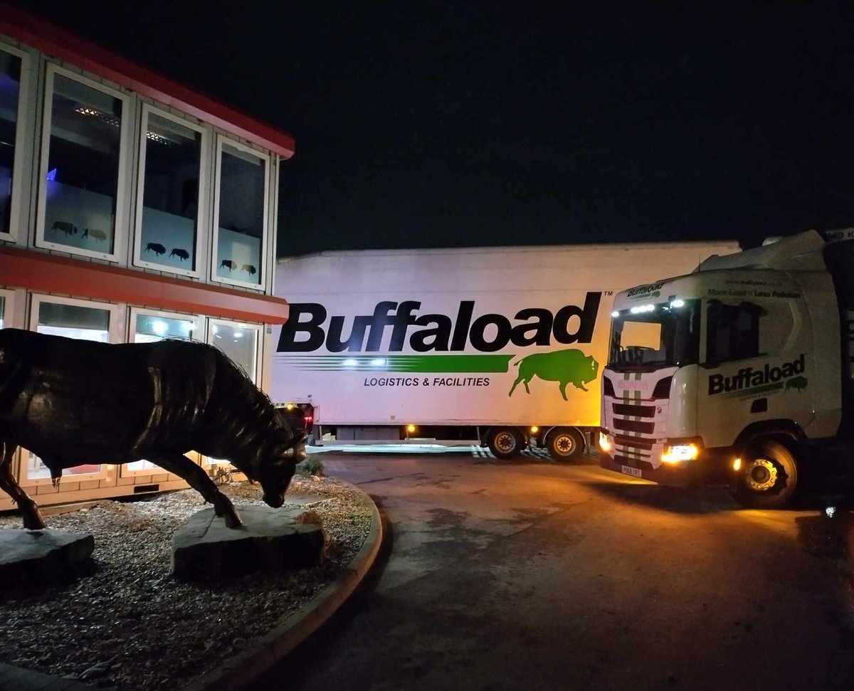 Ellington was buzzing with activity last night! 🦬🚛🚛 Caught in action by our driver Daniel 📸 #buffaload #buffaloadlogistics #buffaloadellington #transport #logistics #hgv #buffalo #nighttime #nightshift