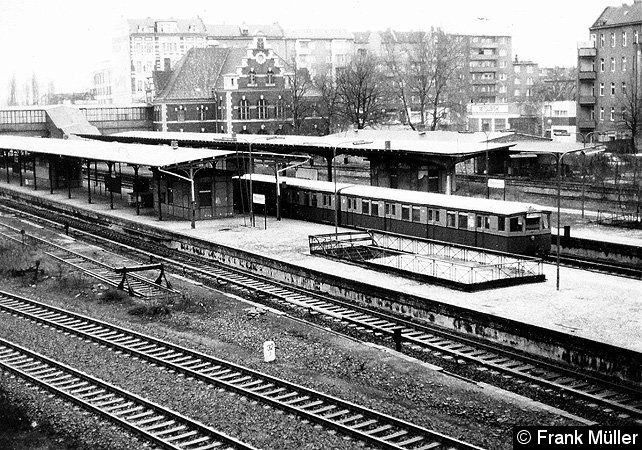 Zwischen #Westend und #Jungfernheide wurde vor 27 Jahren (am 15. April 1997) ordentlich gefeiert. Die #Ringbahn fuhr dort nach langer Zeit endlich wieder! Bis der Ring komplett geschlossen wurde, sollte es aber noch gute 5 Jahre dauern... stadtschnellbahn-berlin.de/strecken/02/in… #Geschichte 📜