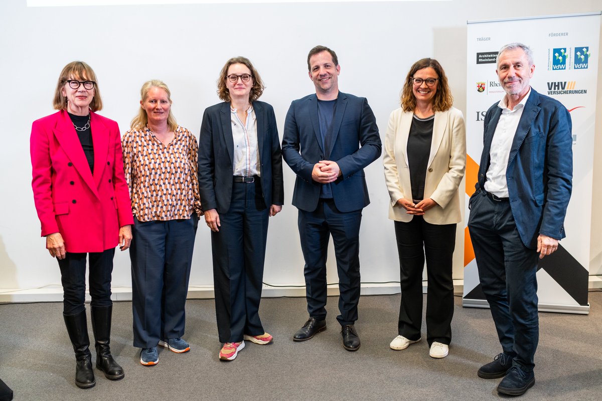 Gestern im schönen #Mainz, im Zeichen nachhaltiger #Stadtentwicklung: Ich besuche das neue Büro @novonordisk, eines der ökologischsten Gebäude in RLP & eröffne unsere #Architektur-Ausstellung 'Lebenswerte Stadt' bei zentrumbaukultur.de mit @NinoHaase,@Pieper_Antje & @AK_RLP.