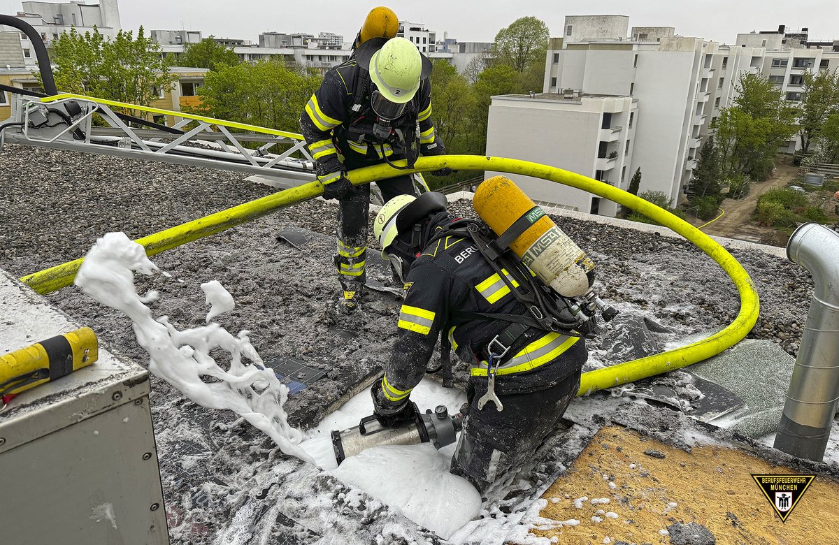 Der Brand von #Isoliermaterial in den Hohlkammern einer Betondecke stellte die Einsatzkräfte der #Feuerwehr #München vor einige Aufgaben. Über eine Drehleiter in der Baugrube wurde das Wasser zur Einsatzstelle gefördert. Ganzer Bericht:presseportal.de/blaulicht/pm/1… #WirFürMünchen