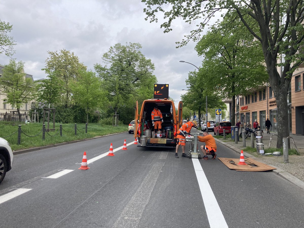 BialluchLiu's tweet photo. Es geht voran! Erste Markierungsarbeiten für die geschützte #Radspur 🚴🏾‍♀️in der Hauptstraße in Schöneberg samt Infoveranstaltung mit @BerlinTempSchbg und Verkehrsstadträtin @SaskiaEllenbeck @GrueneTS @rad_ts @adfcSchoeneberg @CCitiesOrg @BUND_Berlin #Verkehrssicherheit #visionzero https://t.co/9M8G8yvUHE
