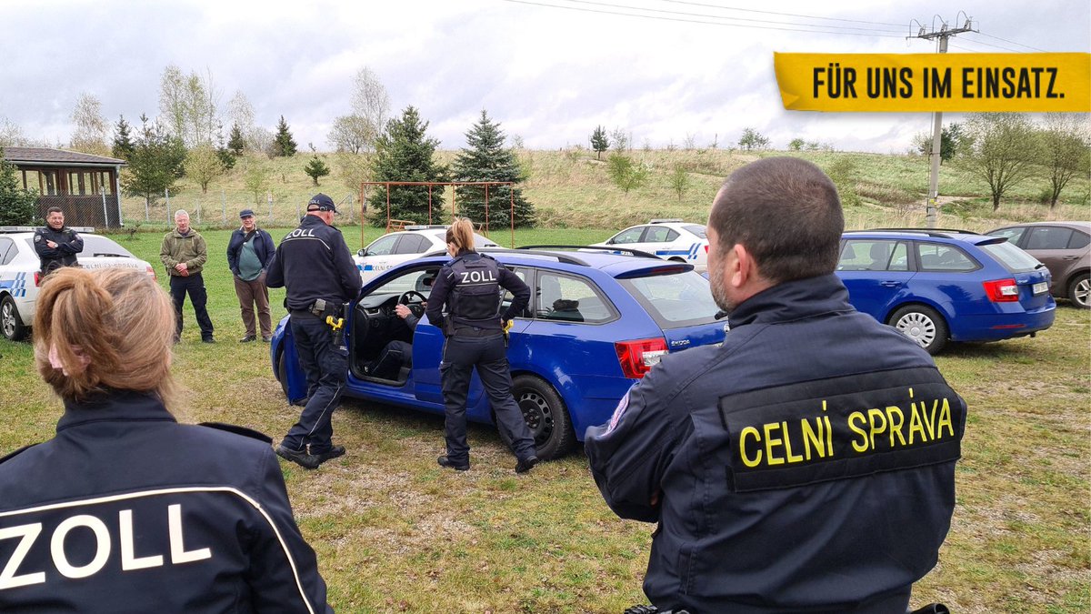 👮‍♂️ 👮‍♀️ Die mobilen Kontrolleinheiten vom #Zoll sind bundesweit regelmäßig zusammen mit den europäischen Kolleginnen und Kollegen #fürunsimeinsatz. Auch in Einsatztrainings - wie heute beim @Celnispravacr - üben wir miteinander. 🇪🇺🤝 #Gemeinsam