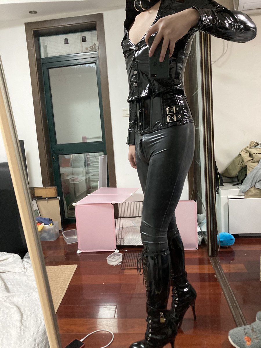 sissy_hanhan's tweet photo. 你看到是想操我我还是想跪下来舔我的靴子呢？都有的话最好了 哈哈哈 #4i #靴子 #束腰 #sissy https://t.co/kxNrAQYVYK