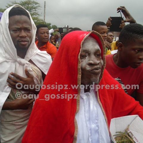 Awo boys doing their parody of the canceled Oro rituals. Awo boys with plenty wahala 😄😄

#OAU #OAUTwitter

Photo credit: OAU_gossipz