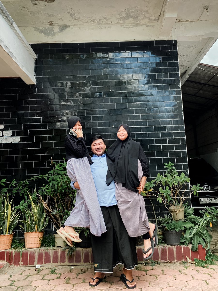 Ijinkan aku tetap menopang kalian apapun yang terjadi. jika kelak aku sudah tak sanggup lagi menopang, silahkan pijakan kaki dikepalaku agar kalian bisa jadi lebih tinggi ❤️