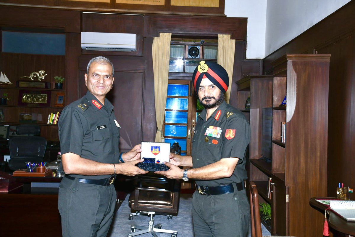 Lt Gen HS Kahlon, #GOC, MG&G Area, delivered an insightful talk at #CME #Pune, focusing on 'Wisdom Through the Years' for staff & student officers, highlighting leadership's crucial role in #IndianArmy. The General also engaged with #Commandant, CME & explored training facilities