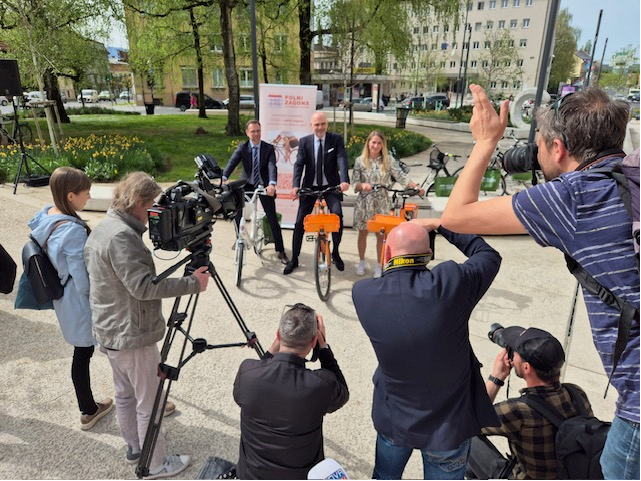 Netherlands' Embassy is proud partner of Slovenian Government in "#Bike to Work Campaign".
Fantastic orange #Gazelle 🚴‍♀️🚴‍♀️🚴‍♀️ are awaiting the winners😃
#PolniZagona
🇳🇱🤝🇸🇮

linkedin.com/feed/update/ur…