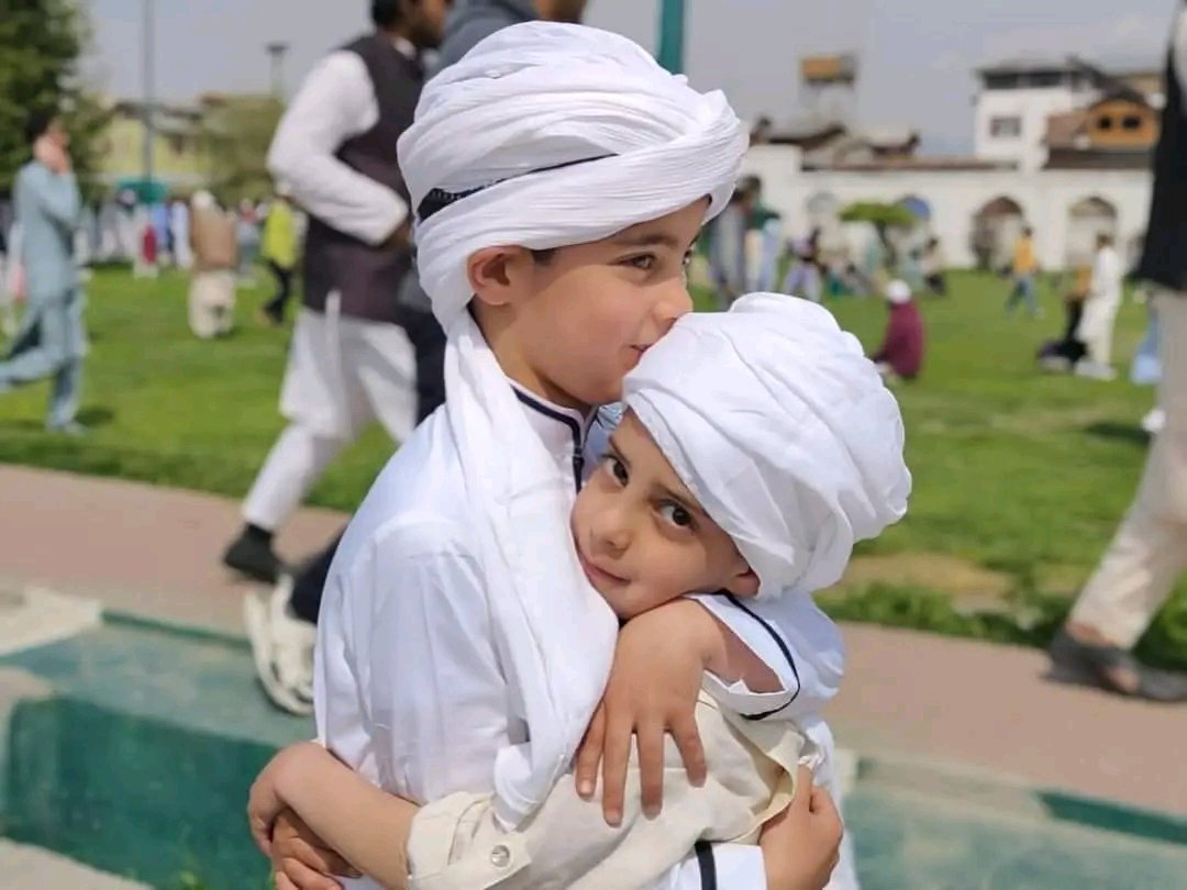 Embracing the #serenity and spiritual ambiance of #Eid, the visuals from #Hazratbal Shrine in #Srinagar evoke a sense of #peace and reverence. The vibrant celebrations amidst the picturesque backdrop of the shrine resonate with the joyous spirit of the occasion. #EidMubarak