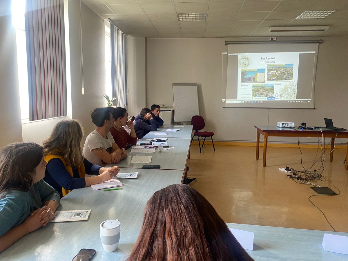 Junto a depto de comunicaciones y educación de @inach_gob participamos en diálogo entre liceanos de Saintes en Nueva Aquitania y de San Fernando Chile para conversar sobre protección del medioambiente y el  imaginario social de la Antártica  para los jóvenes de Chile y Francia.