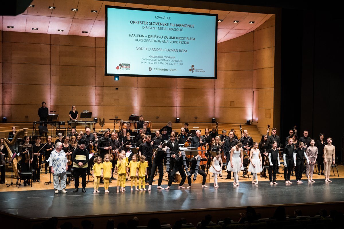 Orkester <a href="/SFilharmonija/">SFilharmonija</a> je skozi Glasbeno kraljestvo živali vodil dirigent Mitja Dragolič, pridružile pa so se nam tudi plesalke Društva za umetnost plesa – Harlekin, ki jih vodi Ana Vovk Pezdir. (3/3)