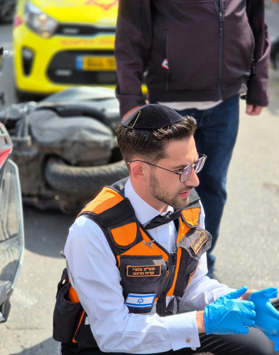 Yesterday, an accident involving two motorcycles took place in Bnei Brak. UH volunteer Akiva Kaufman, who was on his way to his own wedding, stopped his vehicle and provided treatment to the two motorcyclists. Wishing mazal tov to the groom and a speedy recovery to the injured!