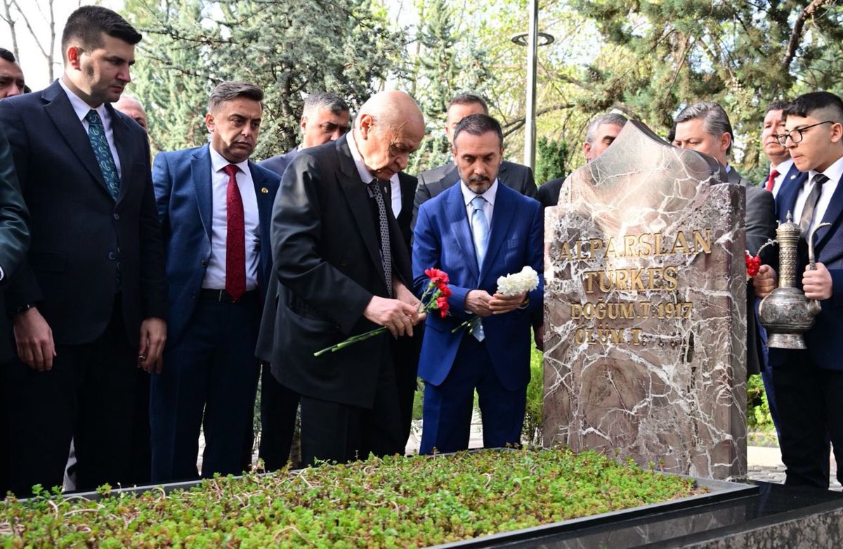 'Genel Başkanımız Sayın Devlet BAHÇELİ, bayram namazı sonrası Başbuğumuz Alparslan TÜRKEŞ’in kabrini ziyaret edip dua etti.' Allah (C.c), Başbuğumuzun mekanını cennet etsin, Liderimize uzun ömürler versin 🤲🏻