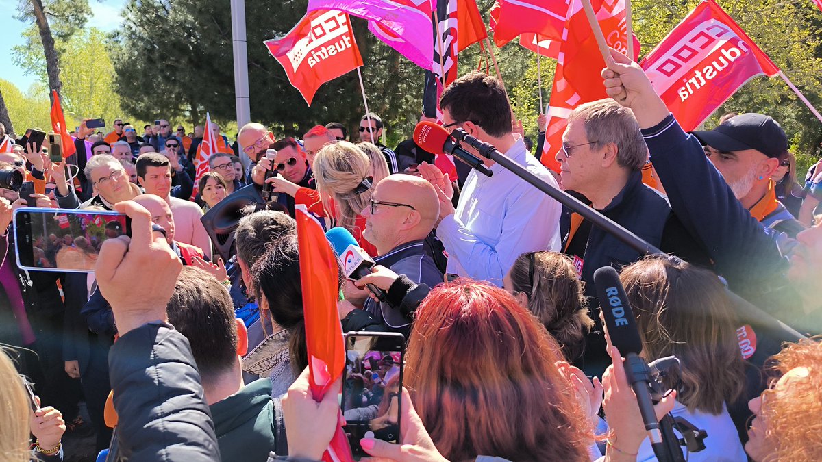 UGT_FICA's tweet photo. 🔴 La Ministra de trabajo, Yolanda Díaz, acompaña a los trabajadores y trabajadoras en la huelga de IVECO "la subida del 1% que propone la empresa es una indecencia" https://t.co/u8wMvOHSY2